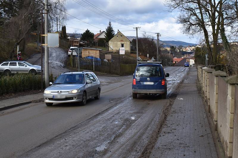 Olomučany jsou kvůli stavbě nové kanalizace a opravě vodovodu už tři čtvrtě roku rozkopané. Místním kvůli špíně a neukázněným řidičům dochází trpělivost.