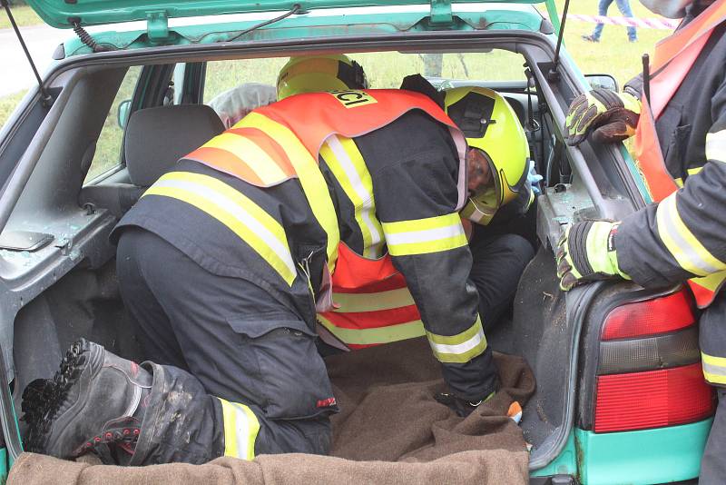 Nehoda autobusu a osobního auta. Dva mrtví. Hasiči společně se záchranáři a policií cvičili taktiku při takovém zásahu.