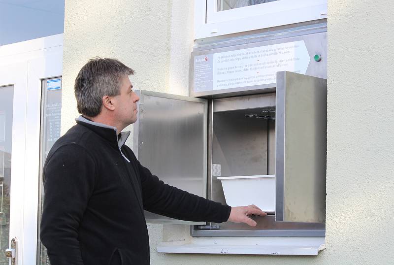 V areálu blanenské záchranné služby je od středy umístěný babybox. Slavnostní otevření schránky se uskuteční 8.března.