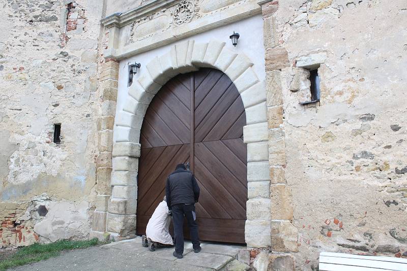 Restaurátoři osadili nová vstupní vrata na hradě v Boskovicích.