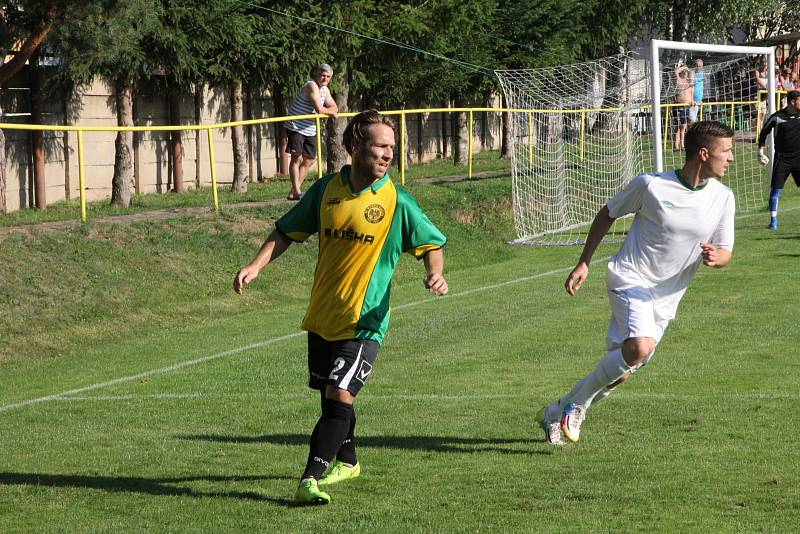 Fotbalisté Ráječka prohráli doma s Bohunicemi (v bílém) 3:2.