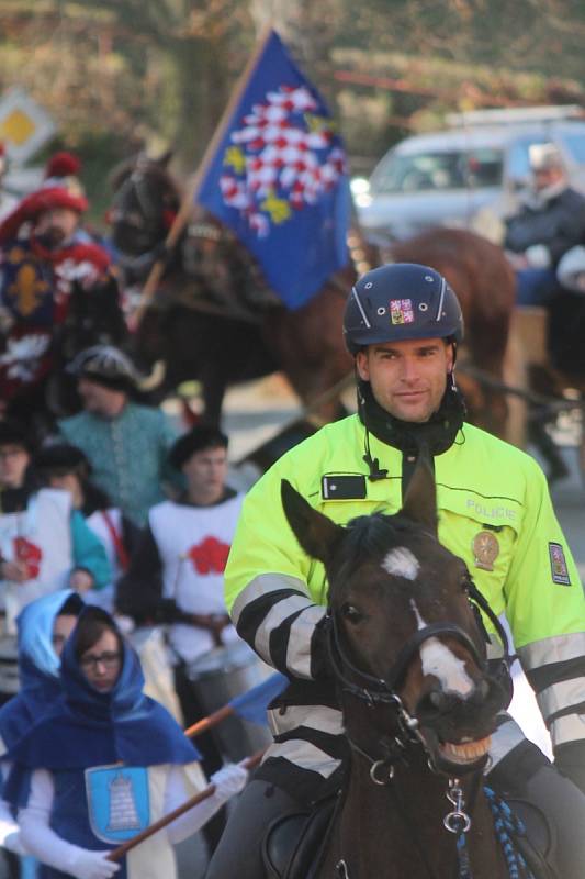 Vítání svatého Martina přilákalo v neděli do ulic Blanska stovky lidí. Mávali historickému průvodu s rytíři, bubeníky a šlechtici v kočárech. Průvod mířil do zámeckého parku, kde byl na programu řemeslný jarmark.