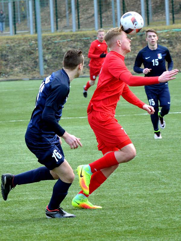 V úvodním jarním kole fotbalové divize prohrál FK Blansko (v tmavých dresech) v Jihlavě se Starou Říší 1:3.