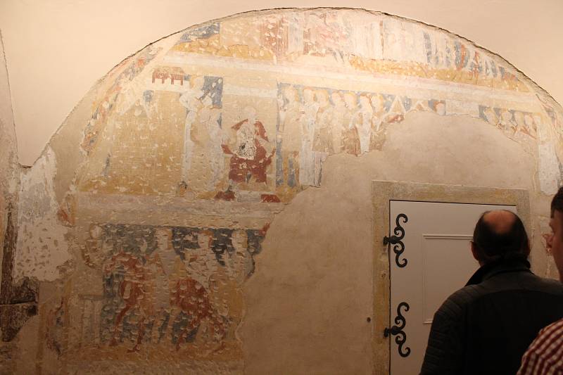Středověká nástěnná malba objevená na zámku v Kunštátě pochází z první poloviny čtrnáctého století.