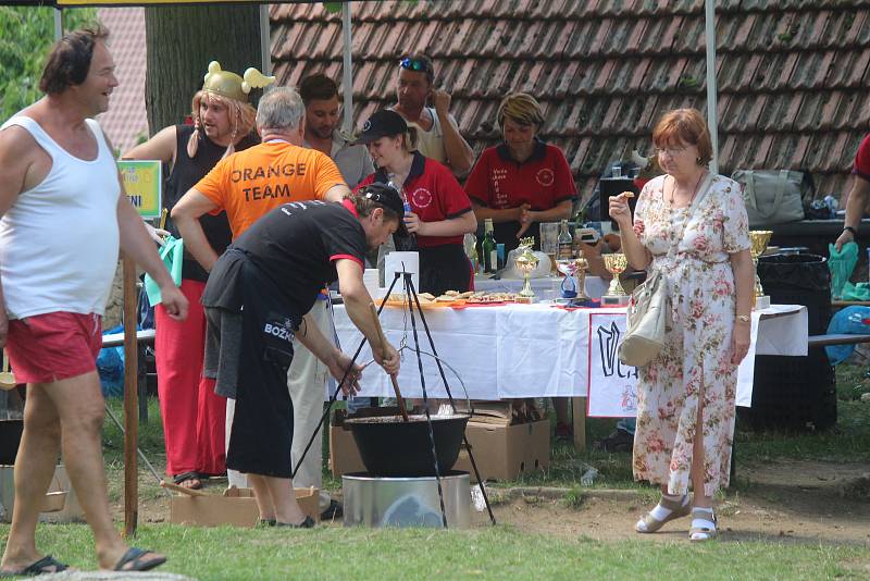 Milovníci guláše obsadili zámecký park.