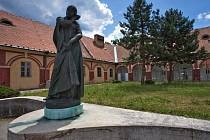 Bronzová socha Boženy Němcové stála dřív na nádvoří Panského dvora v boskovické ulici Hradní. Nyní čeká ve skladě na převoz do parčíku k základní škole v ulici Sušilova.