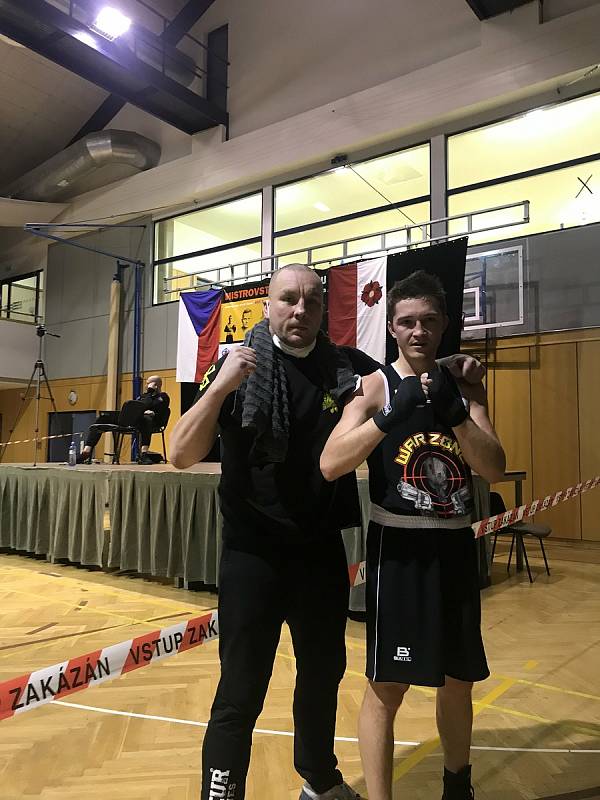 Blanenští boxeři vybojovali na republikovém šampionátu v Třeboni dvě stříbra a jeden bronz. Petr Starý (vpravo) skončil třetí.