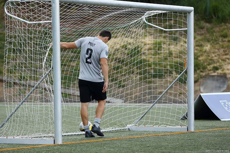 Blanensko (ve fialovém) vypadlo v play-off Superligy malého fotbalu s Mostem.