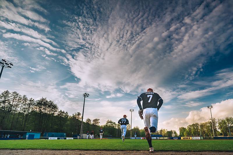 Blanenští baseballisté (ve světlém) na domácím hřišti dvakrát podlehli Jablonci.