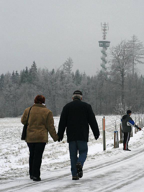 Rozhledna na kopci Podvrší u Veselice byla tradičně otevřená i na Silvestra.