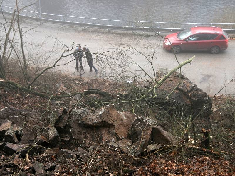 Silnice Adamov - Bílovice nad Svitavou už je opět průjezdná. Sesuv půdy a kamenů však poblíž Adamova hrozí dál.