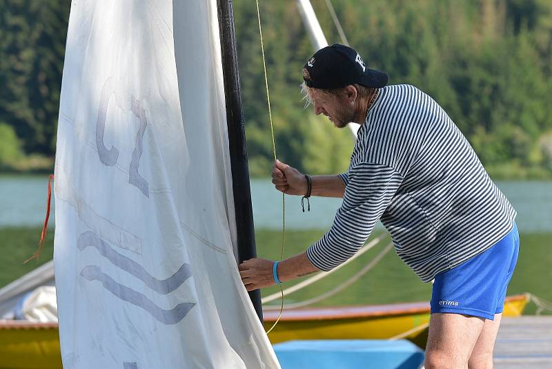 Přehradu Křetínku u Letovic rozčeřily jachty. Při patnácté Srandaregatě.