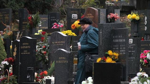 Lidé vzpomenou na zemřelé. U hřbitovů budou hlídkovat policisté - Blanenský  deník