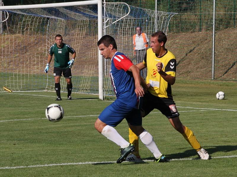 Fotbalisté Blanska porazili v úvodním zápase Rosice (ve žlutém) 3:1.