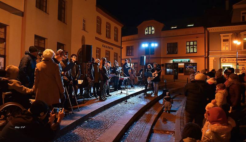 Boskovičtí se na akci Česko zpívá koledy tradičně sešli na Masarykově náměstí před tamní radnicí.