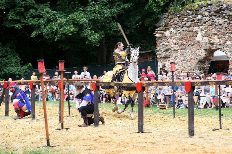 Návštěvníci zříceniny boskovického hradu se v sobotu vrátili o několik staletí zpátky v čase. Míjeli rytířské ležení, středověkou krčmu a historické tržiště. Na udatných rytířích se blýskala historická zbroj. Hradní čeládka se starala o koně.