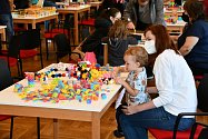 Festival IQ Play je putovní hravá výstava, na které jsou k vidění a k vyzkoušení hry a hračky edukativního charakteru, smyslové hračky, Montessori pomůcky, dřevěné hračky, logické hry a stavebnice.