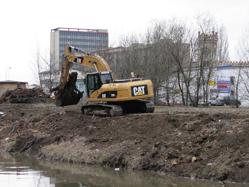 Upravují koryto řeky Svitavy