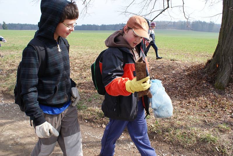 Dobrovolníci uklízeli Moravský kras.