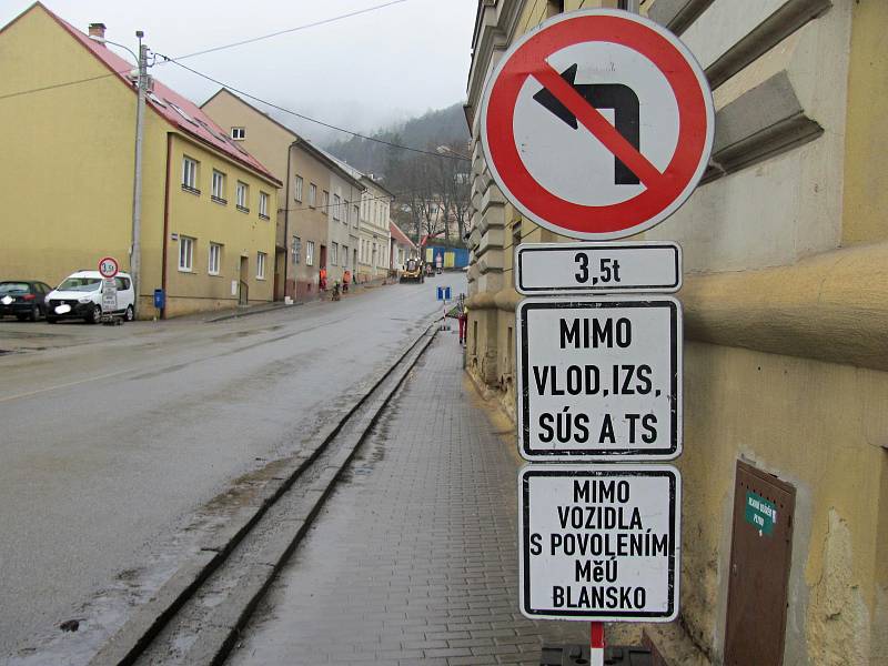 Opravy uzavřely ulici Komenského v Blansku. Auta těžší než 3,5 tuny musí jezdit přes Olešnou