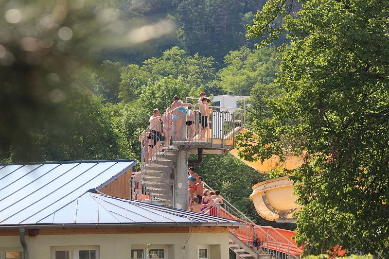 V Blansku otevřeli akvapark. Přišlo několik set lidí.