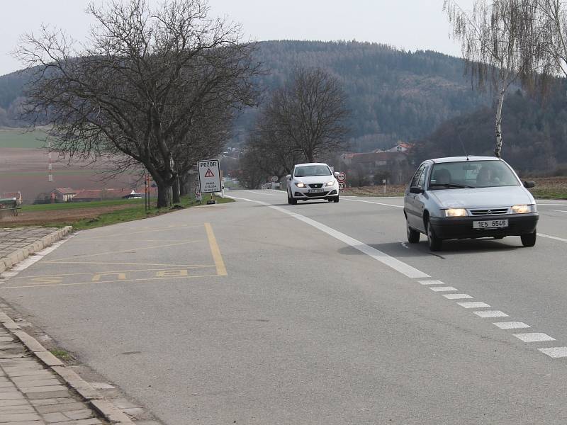 Hlavní tah I/43 u Bořitova, kde proti sobě na horizontu stojí dvě autobusové zastávky. Pro řidiče i chodce jedno z nejnebezpeč­nějších míst na Blanensku se promění.