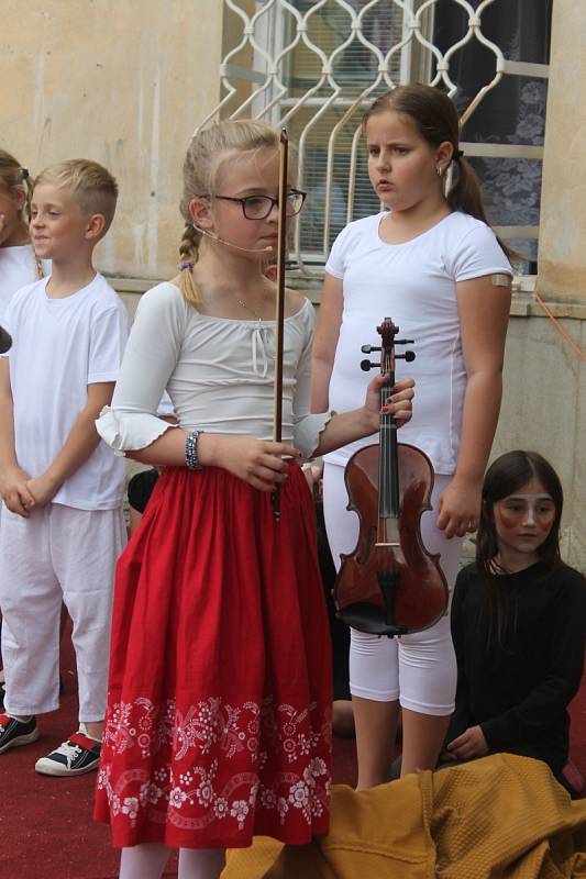 Děti z přípravných oborů Základní umělecké školy v Blansku v úterý odpoledne před školou tančily a zpívaly. Při příležitosti mezinárodního Dne hudby.