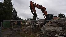 Z balkonu hotelu Velen měli hosté nádherný výhled na zříceninu hradu Boskovice. To už je historie. Teď je z něj hromadu suti. Těžká technika v těchto dnech udělala tečku za jeho více než čtyřicetiletou historií.