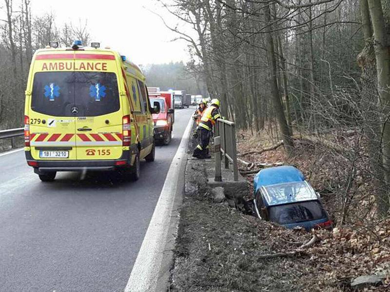 Zranění si vyžádala nehoda mezi Černou Horou a Milonicemi. Auto sjelo do příkopu