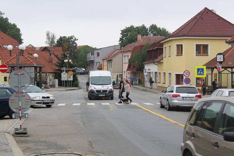 Kvůli opravovanému mostu na silnici I/43 musí řidiči jezdit přes Černou Horu.