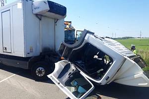 Na silnici I/43 u Sebranic se srazila dvě nákladní auta.