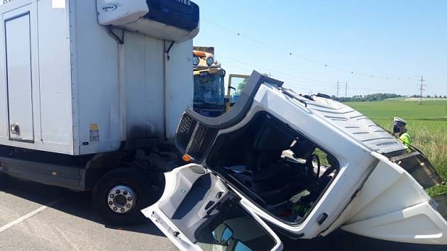 Na silnici I/43 u Sebranic se srazila dvě nákladní auta.