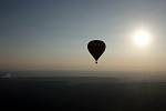 Motorový paraglidista Petr Buchta z Adamova se opět vydal na další vzdušnou pouť. Tentokrát se prolétl nad oblíbenými místy poblíž Kotvrdovic.