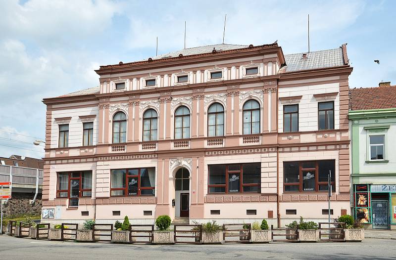 STOLETÁ TRADICE. Bezmála sto let fungovalo v Letovicích kino v budově Karlov na Masarykově náměstí. Využívali ji tamní sokolové a první promítání se datuje k roku 1914. V roce 2006 koupil budovu Pivovar Černá Hora. Kino tam bylo otevřené až do roku 2011. 