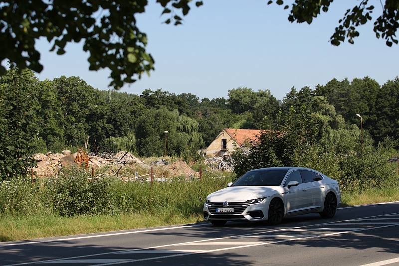 Z většiny skleníků v blanenské ulici Poříčí jsou po více než dvou měsících hromady šrotu. Těžká technika se zakousla také do starých provozních budov.