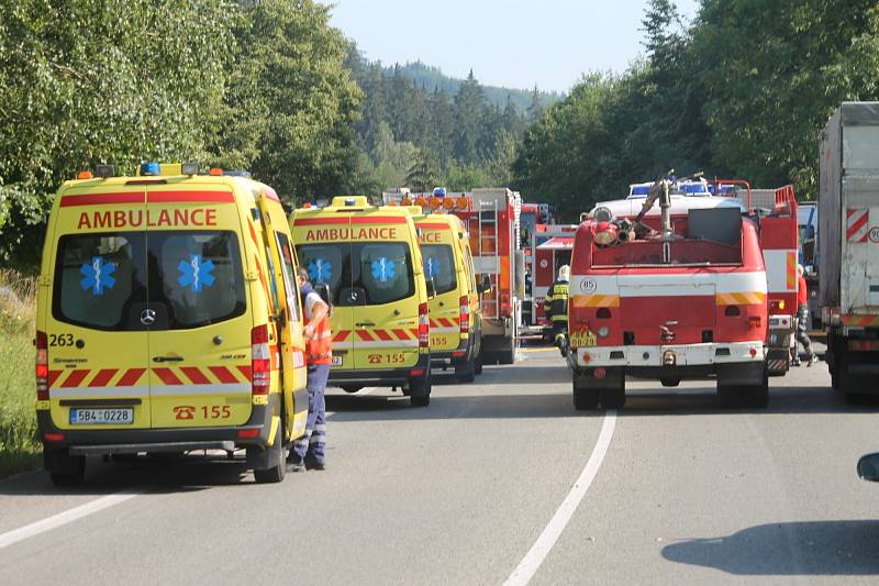 Nehoda se stala asi půl kilometru před kruhovým objezdem v Černé Hoře ze směru od Brna. Řidič osobního auta Mazda Premacy, který jel od Brna, čelně narazil do linkového autobusu.