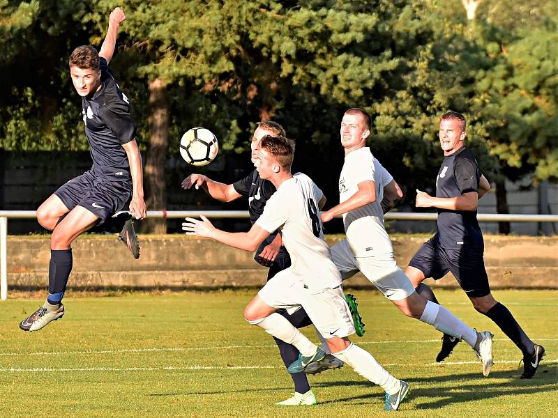 Ve druhém kole Moravskoslezské divize D vyhráli fotbalisté Blanska (modré dresy) v Lanžhotě 1:0.