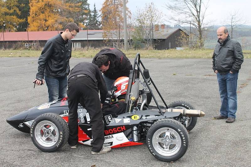 DRAGON II. Studenti VUT Brno soutěží s formulí v projektu Formule student. Už postavili dva prototypy závodních strojů. Formuli Dragon II předvedli v Jedovnicích. Letos s ní odjeli tři závody.