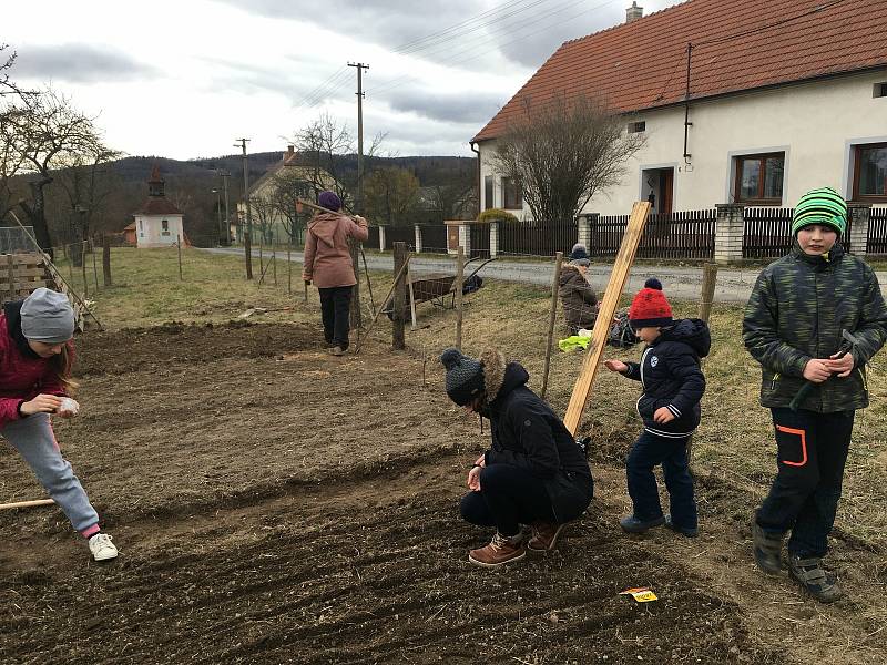 Je to smysluplné trávení volného času, shodují se členové Komunitní farmy.