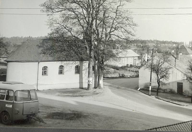 Kostel svatého Josefa dostavěli Senetářovští v roce 1971.