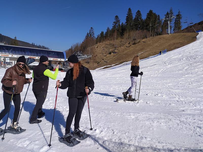 Studenti z rájeckého gymnázia zažili v Tatrách spoustu zajímavých aktivit, například výstup na sněžnicích nebo jízdu na Fat Bike.