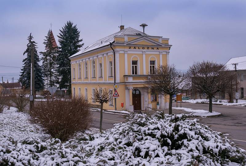 Malíř Otakar Kubín by měl radost. Do vanovické Záložny (na snímku) se vrátila jeho obnovená opona. Restaurátorské práce stály obec tři sta tisíc korun. Sto tisíc věnoval kraj.