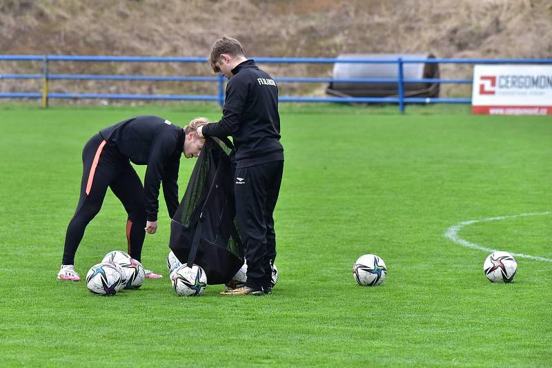 Blanenští fotbalisté (v červeném) remizovali na domácím hřišti s Otrokovicemi 1:1.