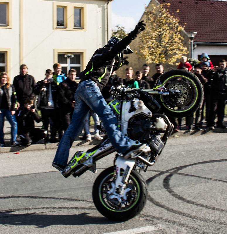 Motorkáři z drnovického Kiliangangu zakončili sezonu. Vyjížďkou a kaskadérskou show.