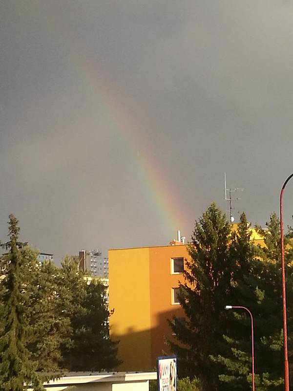 Čtenáři Blanenského deníku Rovnost fotografovali v pondělí na Blanensku a v okolí duhu. Poznáte, kde přesně?