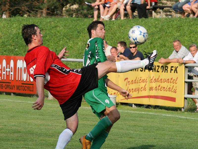 Fotbalisté Rájce-Jestřebí odstartovali v krajském přeboru na výbornou. Tým kouče Záleského si v neděli na domácím trávníku poradil s matně hrajícími Ratíškovicemi a vyhrál v prvním zápase sezony 2:0.