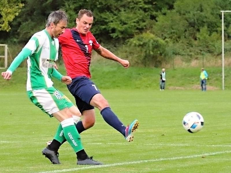 V utkání Moravskoslezské divize D remizovali fotbalisté FK Blansko (v červeném) s FC Bzenec 1:1.