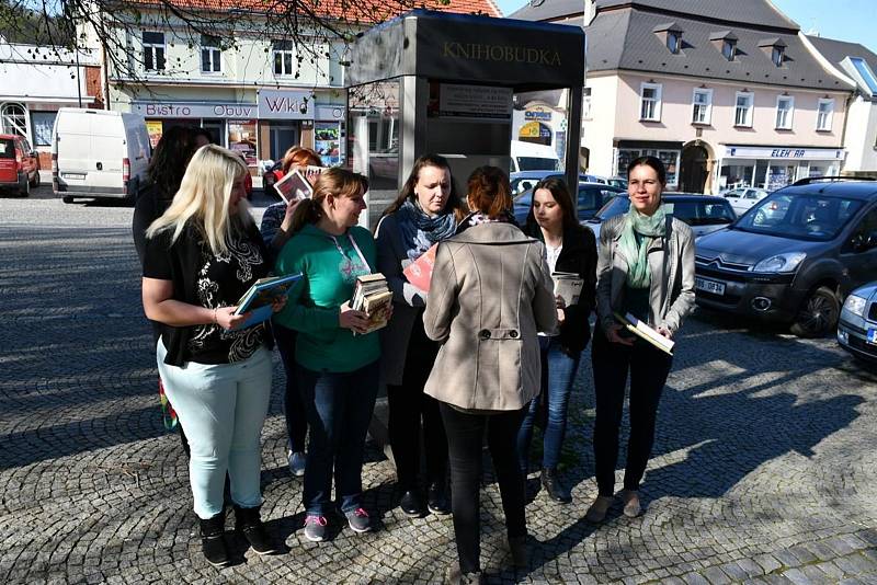 Pracovnice radnice dodaly do knihobudky první knihy.