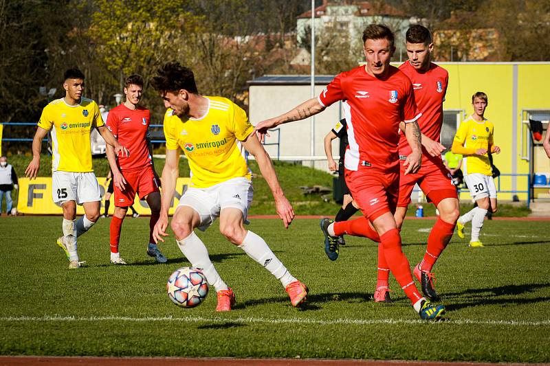 Fotbalista Ondřej Sukup (v červeném) si po konci v Blansku hledá angažmá především kolem Uherského Hradiště, kde bydlí. V úvahu připadá ještě nabídka ze Slovenska.