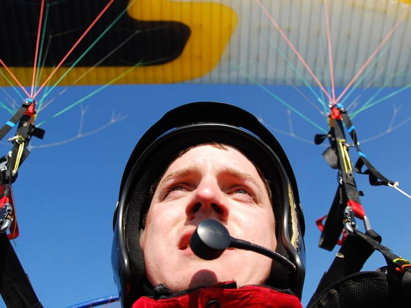 Olešnický farář Pavel Lazárek létá na paraglidingovém křídle a fotografuje krajinu.